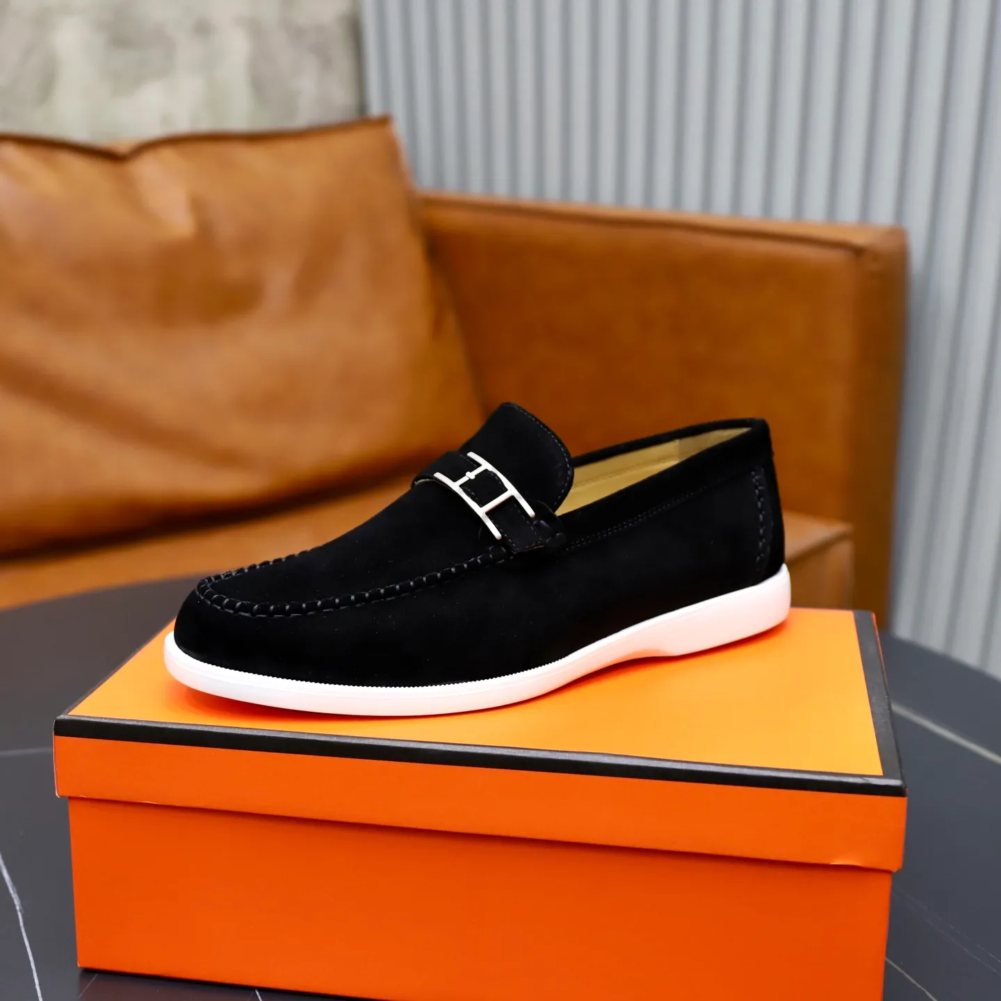 Ex-factory price: 540💰Hermès/Hermès slip-on men's shoes. This shoe is made of imported cow suede leather, with simple and smooth lines, and a 3CM rubber foam ultra-light sole combined with aerodynamic design! Youthful and fashionable, H button decoration, contrasting leather embellishment on the heel, calf lining to gently wrap your feet, with embossed logo cowhide feet, leather rock strips, casual and urban style, highlighting youthful vitality, sports and leisure version, super versatile Size number: 38-39-40-41-42-43-44 Standard leather shoe size (45 can be customized but does not support returns)